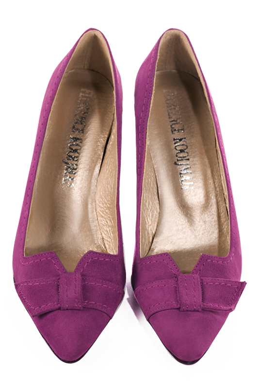 Mulberry purple women's dress pumps, with a knot on the front. Tapered toe. High kitten heels. Top view - Florence KOOIJMAN